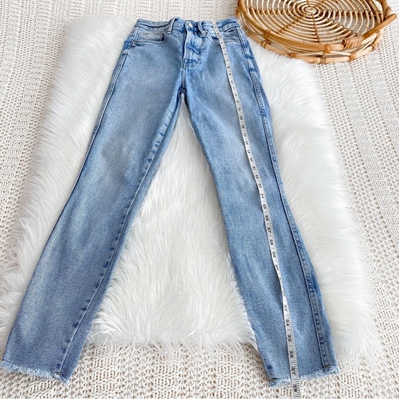 Good American Good Curve Crop Jeans Light Blue Raw Cut Hem High Rise 00/24 - Picture 12 of 14